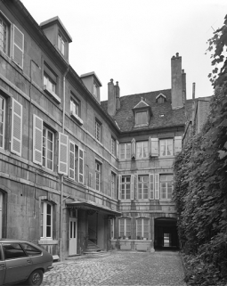 Vue d'ensemble des façades sur cour du logis sur rue. © Région Bourgogne-Franche-Comté, Inventaire du patrimoine