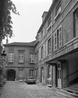 Vue d'ensemble des façades sur cour de l'hôtel. © Région Bourgogne-Franche-Comté, Inventaire du patrimoine