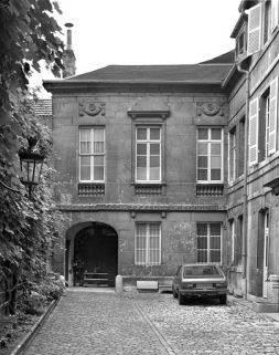 Détail de la façade de l'hôtel en fond de cour. © Région Bourgogne-Franche-Comté, Inventaire du patrimoine