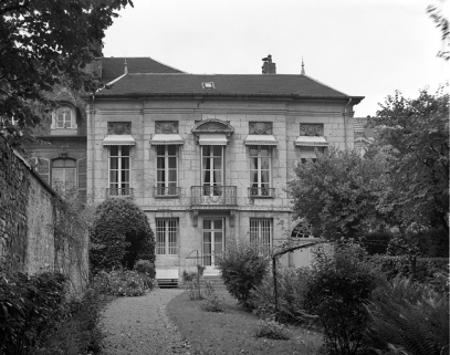 Vue d'ensemble de la façade sur jardin de l'hôtel. © Région Bourgogne-Franche-Comté, Inventaire du patrimoine