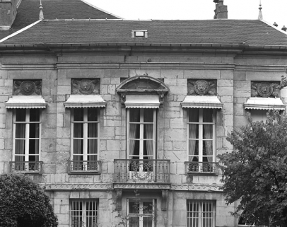 Détail du premier étage de la façade sur jardin de l'hôtel. © Région Bourgogne-Franche-Comté, Inventaire du patrimoine
