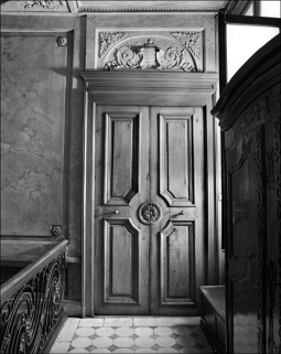 Détail de la porte d'entrée du premier étage de l'hôtel. © Région Bourgogne-Franche-Comté, Inventaire du patrimoine