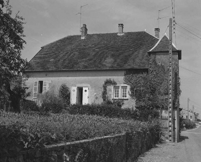 Elévation sur la rue : vue de trois quarts droit. © Région Bourgogne-Franche-Comté, Inventaire du patrimoine