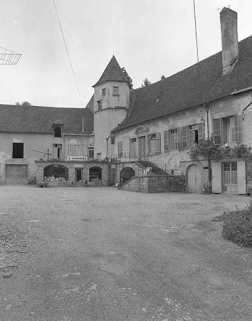 Angle sud de la cour. © Région Bourgogne-Franche-Comté, Inventaire du patrimoine