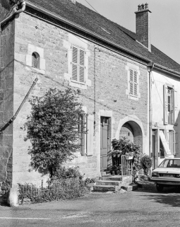 Façade antérieure vue de trois quarts gauche. © Région Bourgogne-Franche-Comté, Inventaire du patrimoine