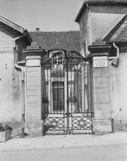 Portail d'entrée de la cour. © Région Bourgogne-Franche-Comté, Inventaire du patrimoine
