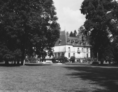 Façade postérieure du château, vue de trois quarts. © Région Bourgogne-Franche-Comté, Inventaire du patrimoine