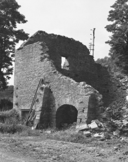 Vestiges du magasin industriel (hangar à sable et à bois) en 1980. © Région Bourgogne-Franche-Comté, Inventaire du patrimoine