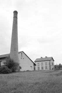 Cheminée, magasin industriel et bureau (contrôle fiscal) en 1980. © Région Bourgogne-Franche-Comté, Inventaire du patrimoine Cheminée, magasin industriel et bureau (contrôle fiscal) en 1980. © Région Bourgogne-Franche-Comté, Inventaire du patrimoine