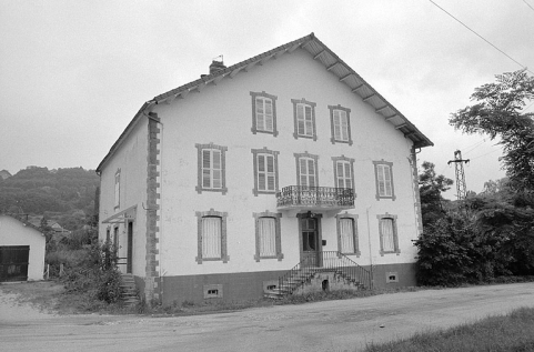 Façade antérieure du logement patronal et bureau. © Région Bourgogne-Franche-Comté, Inventaire du patrimoine Façade antérieure du logement patronal et bureau. © Région Bourgogne-Franche-Comté, Inventaire du patrimoine