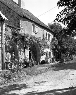 Façade antérieure de trois quarts gauche. © Région Bourgogne-Franche-Comté, Inventaire du patrimoine