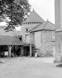 Tour avec logement et colombier à gauche du bâtiment principal. © Région Bourgogne-Franche-Comté, Inventaire du patrimoine