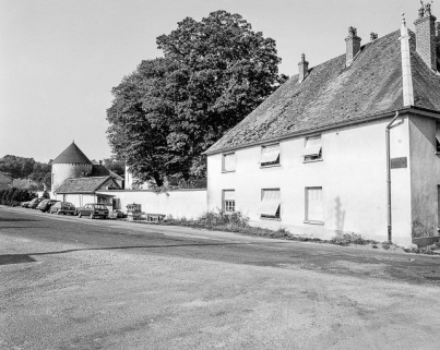 Dépendances et tour d'enclos. © Région Bourgogne-Franche-Comté, Inventaire du patrimoine