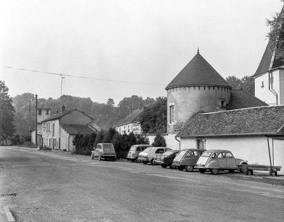 La tour d'enclos et la poste. © Région Bourgogne-Franche-Comté, Inventaire du patrimoine