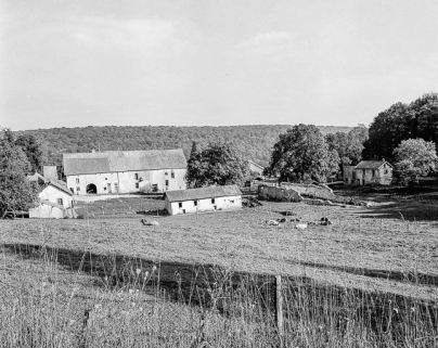 Vue d'ensemble éloignée des bâtiments de la ferme. © Région Bourgogne-Franche-Comté, Inventaire du patrimoine