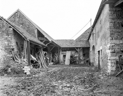 Remise, bûcher, porcherie, faisant face au bâtiment de la ferme. © Région Bourgogne-Franche-Comté, Inventaire du patrimoine