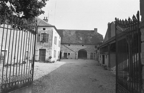 Vue de l'habitation et des parties agricoles en fond de cour. © Région Bourgogne-Franche-Comté, Inventaire du patrimoine