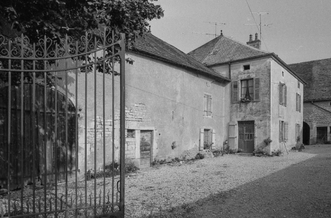 Habitation et parties agricoles sur le côté gauche de la cour. © Région Bourgogne-Franche-Comté, Inventaire du patrimoine