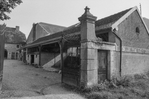 Remise sur le côté droit de la cour. © Région Bourgogne-Franche-Comté, Inventaire du patrimoine