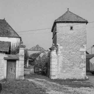 Pigeonnier et portail d'entrée. © Région Bourgogne-Franche-Comté, Inventaire du patrimoine