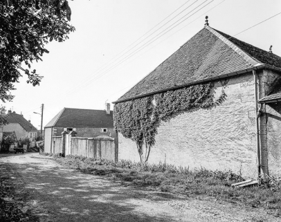 Les communs depuis la rue. © Région Bourgogne-Franche-Comté, Inventaire du patrimoine