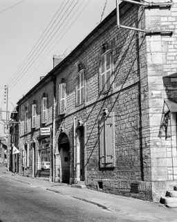 Façade antérieure, vue de trois quarts droit. © Région Bourgogne-Franche-Comté, Inventaire du patrimoine Façade antérieure, vue de trois quarts droit. © Région Bourgogne-Franche-Comté, Inventaire du patrimoine