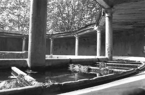 Vue de détail : compartimentage du bassin pour les lessives individuelles. © Région Bourgogne-Franche-Comté, Inventaire du patrimoine