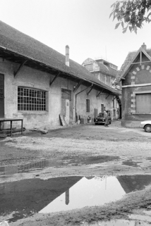 Façade sur cour de l'atelier de nettoyage et d'embouteillage en 1980. SRI. Enquête régionale sur les bâtiments industriels (1979-1981). © Région Bourgogne-Franche-Comté, Inventaire du patrimoine