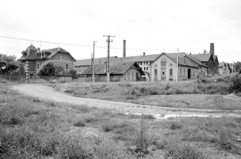 Vue d'ensemble depuis le sud-est en 1980. SRI. Enquête régionale sur les bâtiments industriels (1979-1981). © Région Bourgogne-Franche-Comté, Inventaire du patrimoine
