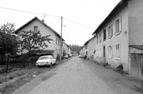 Une rue de la cité en 1980. © Région Bourgogne-Franche-Comté, Inventaire du patrimoine Une rue de la cité en 1980. © Région Bourgogne-Franche-Comté, Inventaire du patrimoine