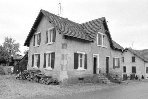 Maison à deux logements rue Bellevue en 1980. © Région Bourgogne-Franche-Comté, Inventaire du patrimoine