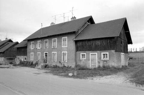 Logement ouvrier et dépendances en 1980. © Région Bourgogne-Franche-Comté, Inventaire du patrimoine Logement ouvrier et dépendances en 1980. © Région Bourgogne-Franche-Comté, Inventaire du patrimoine