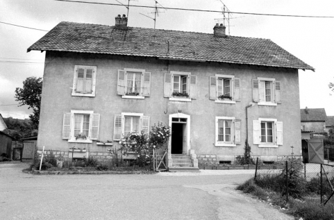 Maison ouvrière à quatre logements en 1980. © Région Bourgogne-Franche-Comté, Inventaire du patrimoine Maison ouvrière à quatre logements en 1980. © Région Bourgogne-Franche-Comté, Inventaire du patrimoine
