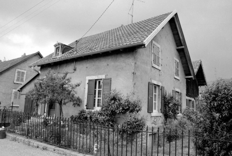 Maison ouvrière à quatre logements, vue de trois quarts, en 1980. © Région Bourgogne-Franche-Comté, Inventaire du patrimoine Maison ouvrière à quatre logements, vue de trois quarts, en 1980. © Région Bourgogne-Franche-Comté, Inventaire du patrimoine