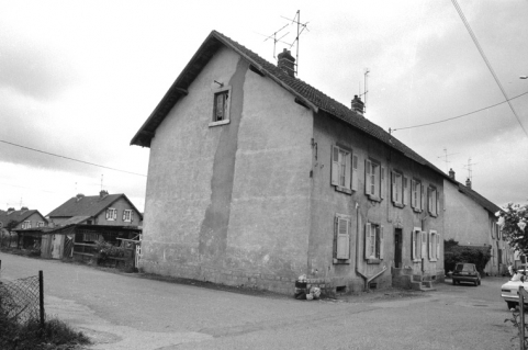 Maison individuelle en 1980. © Région Bourgogne-Franche-Comté, Inventaire du patrimoine Maison individuelle en 1980. © Région Bourgogne-Franche-Comté, Inventaire du patrimoine