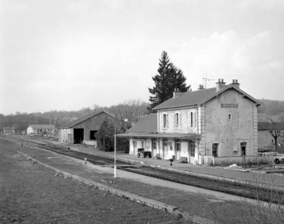 L'Hôpital-du-Grosbois : la gare de voyageurs depuis la voie ferrée. © Région Bourgogne-Franche-Comté, Inventaire du patrimoine