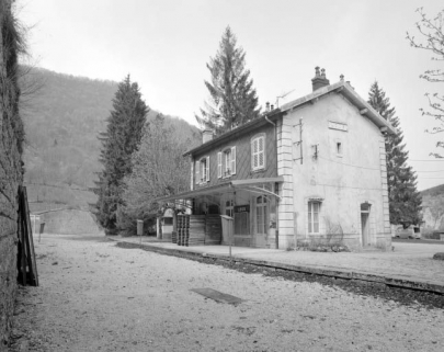 Lods, la gare de voyageurs depuis la voie ferrée. © Région Bourgogne-Franche-Comté, Inventaire du patrimoine