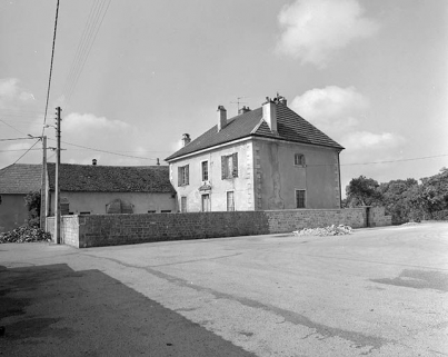 Façade antérieure et face latérale droite. © Région Bourgogne-Franche-Comté, Inventaire du patrimoine