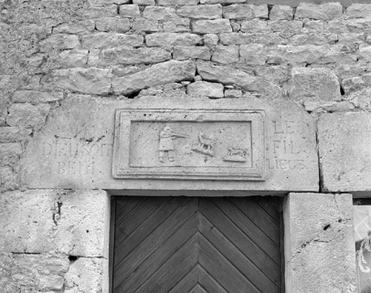 Linteau d'une porte de ferme représentant une scène de chasse et inscription. © Région Bourgogne-Franche-Comté, Inventaire du patrimoine