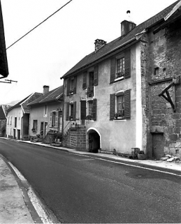 Façade antérieure vue de trois quarts droit. © Région Bourgogne-Franche-Comté, Inventaire du patrimoine