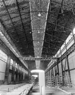 Vue intérieure de la halle centrale de l'aciérie en 1981. Cadrage vertical. © Région Bourgogne-Franche-Comté, Inventaire du patrimoine