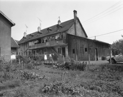Caserne (15 logements) 4 rue de la Promenade vue depuis le nord en 1981, aujourd'hui détruite. © Région Bourgogne-Franche-Comté, Inventaire du patrimoine