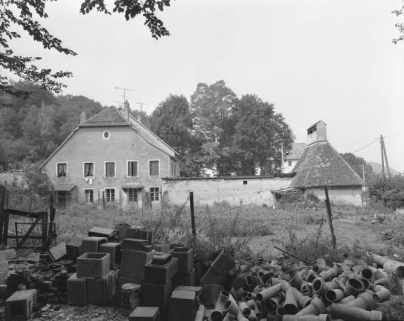 Logement, bureau et séchoir-buanderie depuis le sud en 1981. © Région Bourgogne-Franche-Comté, Inventaire du patrimoine