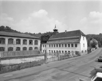 Atelier de la « machine à tailler » et atelier sur rue en 1981. © Région Bourgogne-Franche-Comté, Inventaire du patrimoine Atelier de la « machine à tailler » et atelier sur rue en 1981. © Région Bourgogne-Franche-Comté, Inventaire du patrimoine