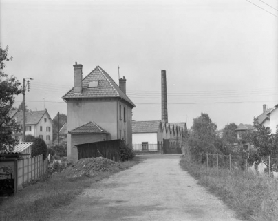 Ancienne conciergerie et atelier de laitonnerie au second plan en 1981. © Région Bourgogne-Franche-Comté, Inventaire du patrimoine Ancienne conciergerie et atelier de laitonnerie au second plan en 1981. © Région Bourgogne-Franche-Comté, Inventaire du patrimoine