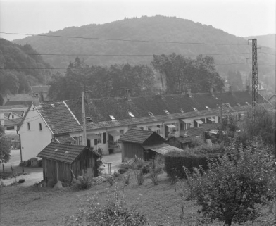 Logement ouvrier. Vue de trois quarts arrière en 1981. © Région Bourgogne-Franche-Comté, Inventaire du patrimoine