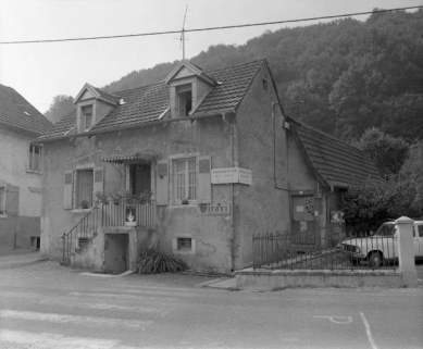 Magasin coopératif la Fraternelle. Vue de trois quarts en 1981. © Région Bourgogne-Franche-Comté, Inventaire du patrimoine