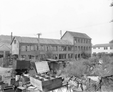 Atelier de fabrication des mécanismes (?) en 1981. © Région Bourgogne-Franche-Comté, Inventaire du patrimoine