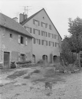 Bâtiment abritant des écuries et des logements ouvriers en 1981. © Région Bourgogne-Franche-Comté, Inventaire du patrimoine