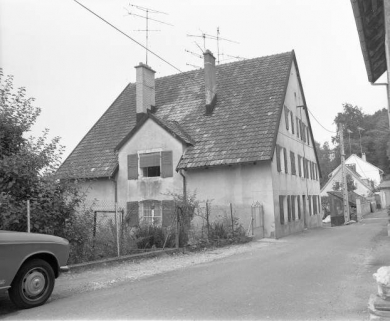 Bâtiment abritant des écuries et des logements ouvriers. Vue de trois quarts arrière en 1981. © Région Bourgogne-Franche-Comté, Inventaire du patrimoine